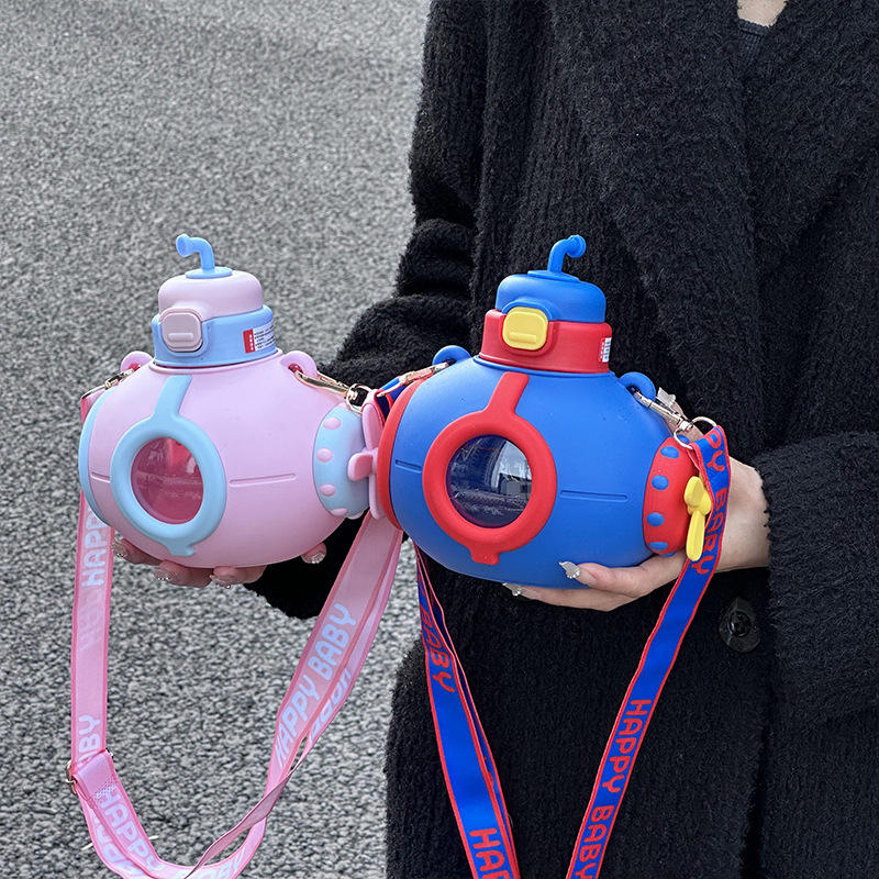 Keep Smiling Submarine-Shaped Water Bottle – 1L Cute Plastic Bottle with Straw for Kids!